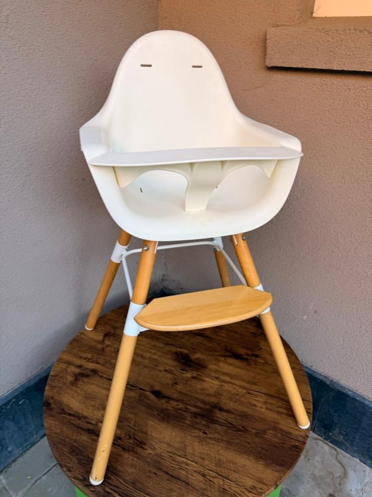 Childhome Evolu kinderstoel wit | met kussen & accessoires, Ophalen, Gebruikt, Meegroeistoel, Gordel(s)