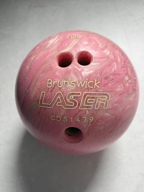 Brunswick Laser bowlingbal 12 Ibs (5,4kg) - retro roze swirl, Sport en Fitness, Bowlen, Ophalen of Verzenden, Gebruikt, Bal