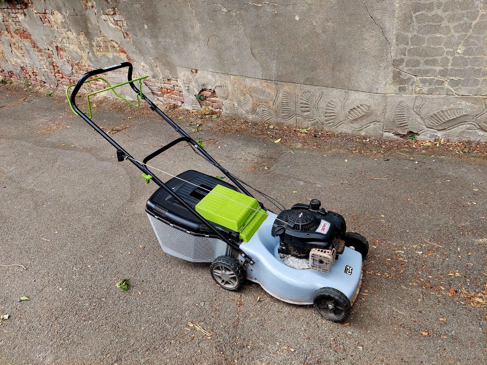 Grote grasmaaier benzine 45cm zelftrekker werkt perfect, Tuin en Terras, Grasmaaiers, Ophalen