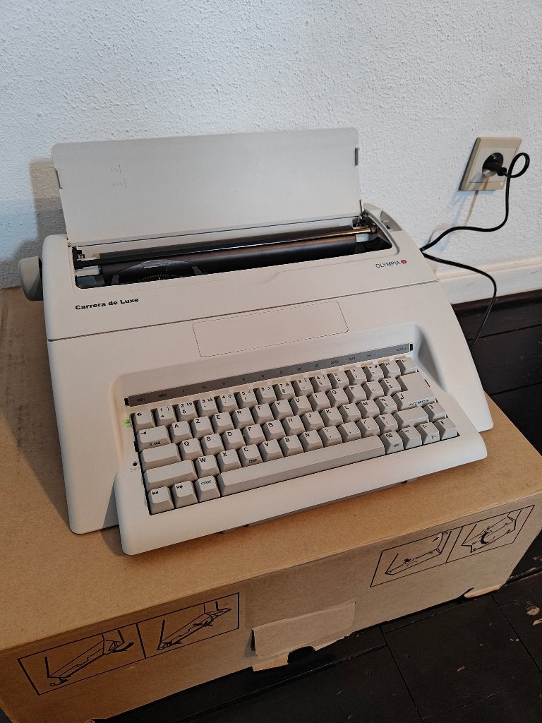 Olympia Carrera de luxe elektronische schrijfmachine (nieuw), Ophalen, Zo goed als nieuw