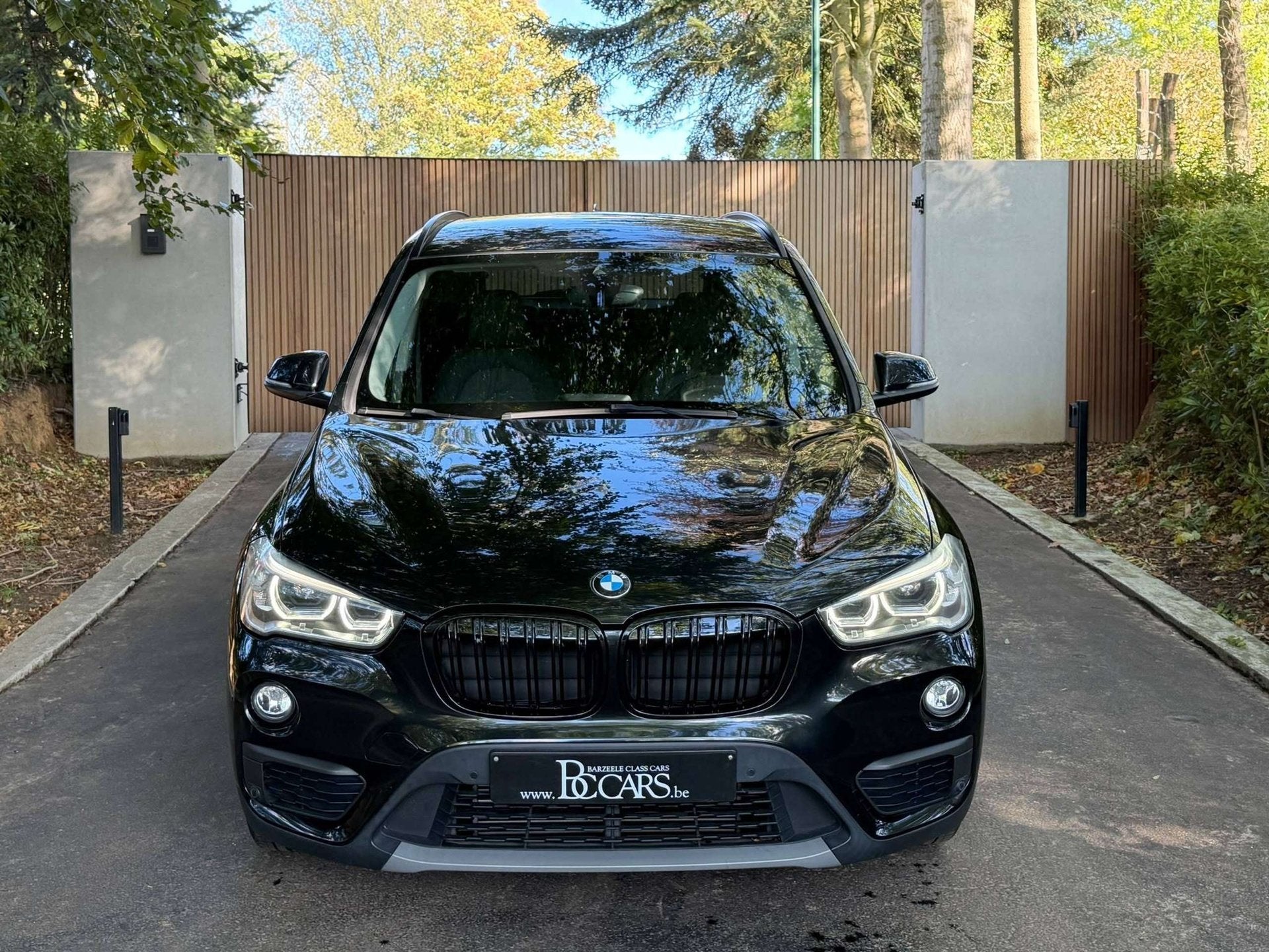 BMW X1 X1 2.0iA xDrive20 Led-Navigatie-Parkeersensoren-19", Gebruikt, Euro 6, 4 cilinders, Zwart