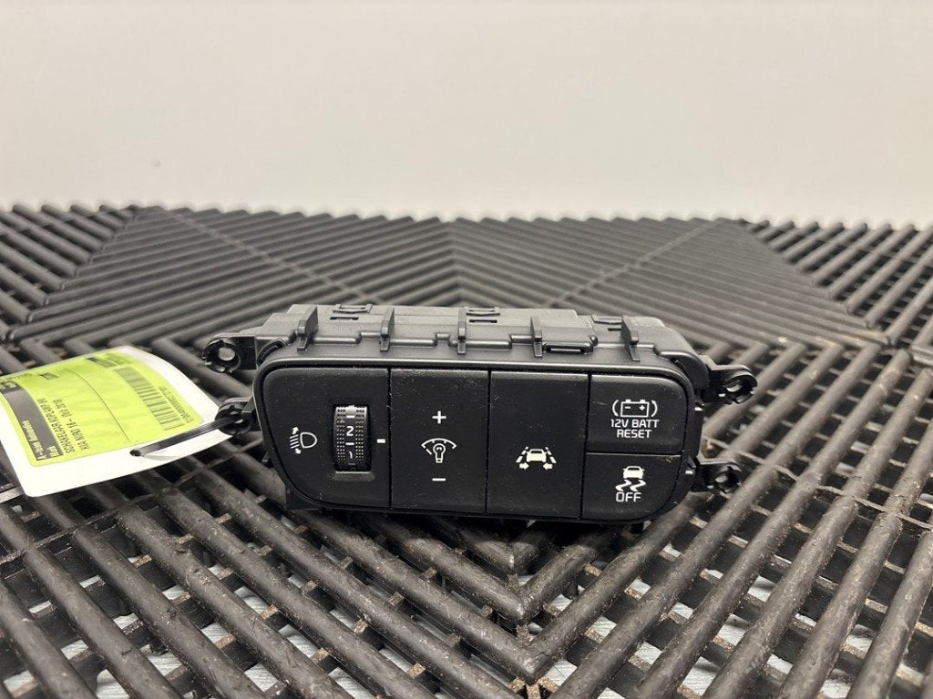 KOPLAMP IHV SCHAKELAAR Kia Niro I (DE) (|93700G5AE0WK|), Info@kia.de, Theodor-Heuss-Allee 11
60486  Frankfurt am Main, DE, Kia Deutschland GmbH