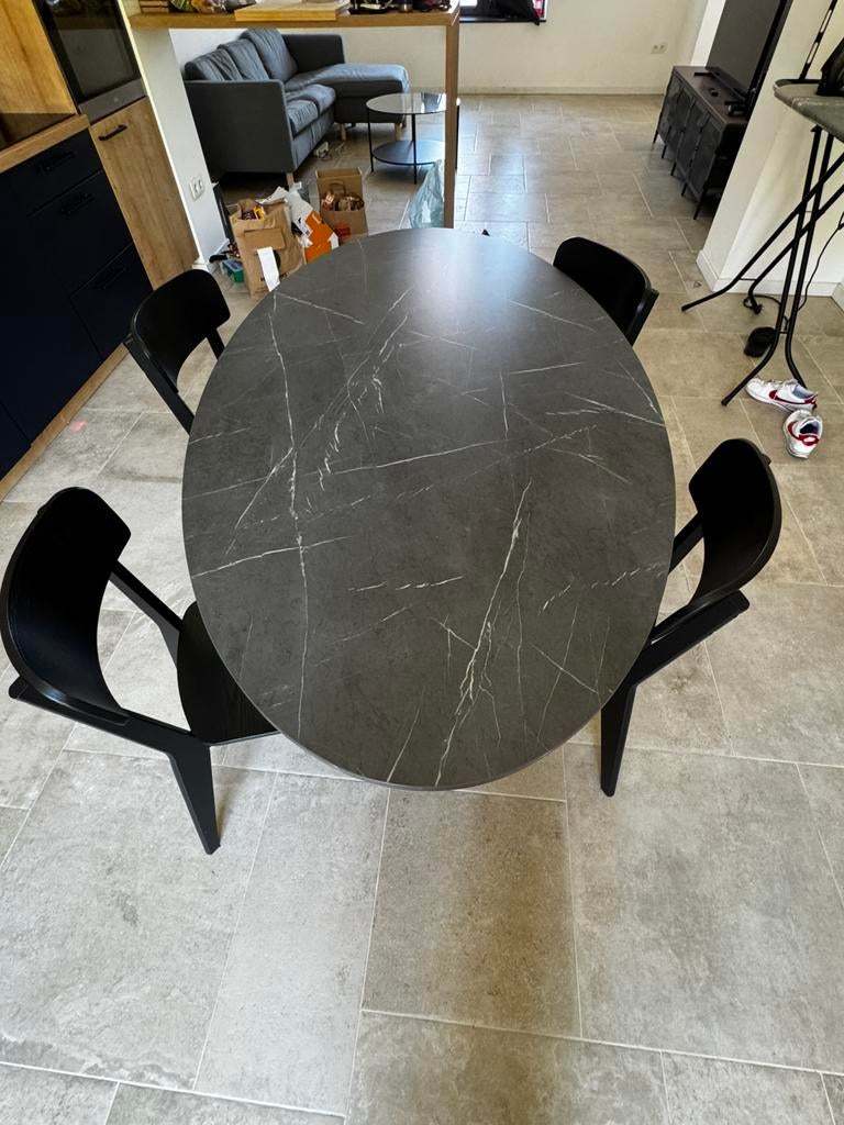 Table ovale effet marbre + 4 chaises noires, Maison & Meubles, Enlèvement, Comme neuf, Ovale