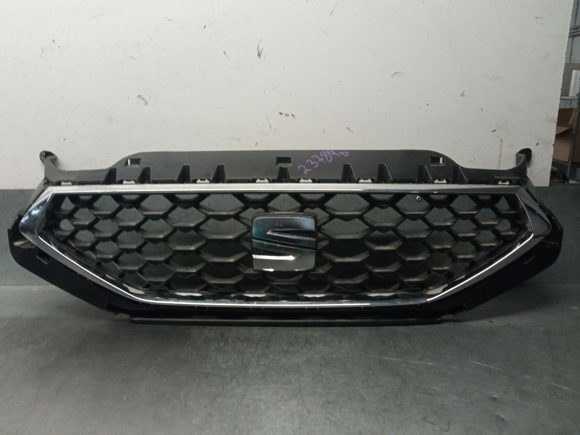 Calandre avant Seat Leon FR 5FA853651, Autovia A-2, Km 585 585
08760  Martorell, ES, SEAT S.A., Utilisé, Customercare@seat.es