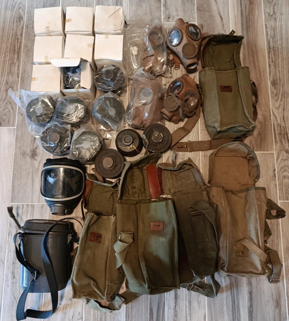 Lot masques anti-gaz / Militaria, Enlèvement