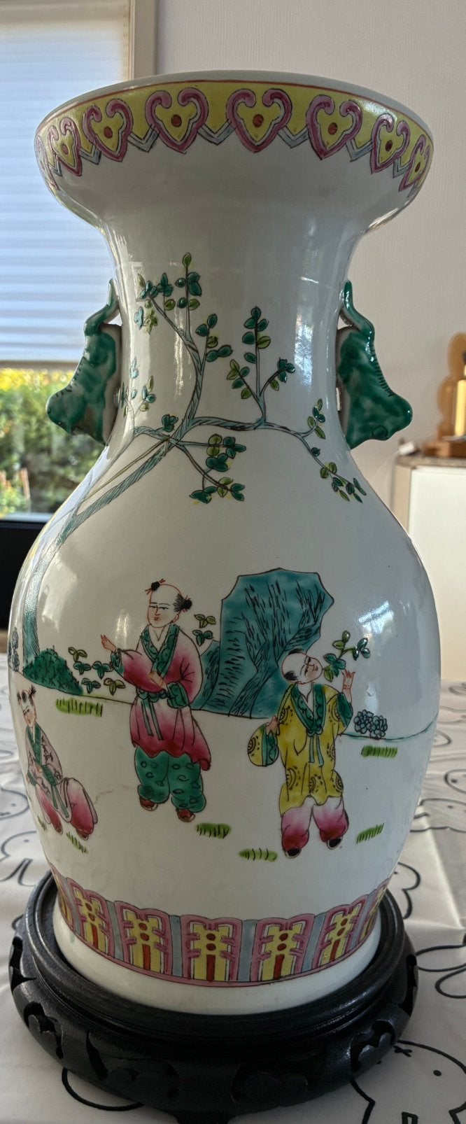 Vase chinois avec personnages qui taillent des arbres, Enlèvement