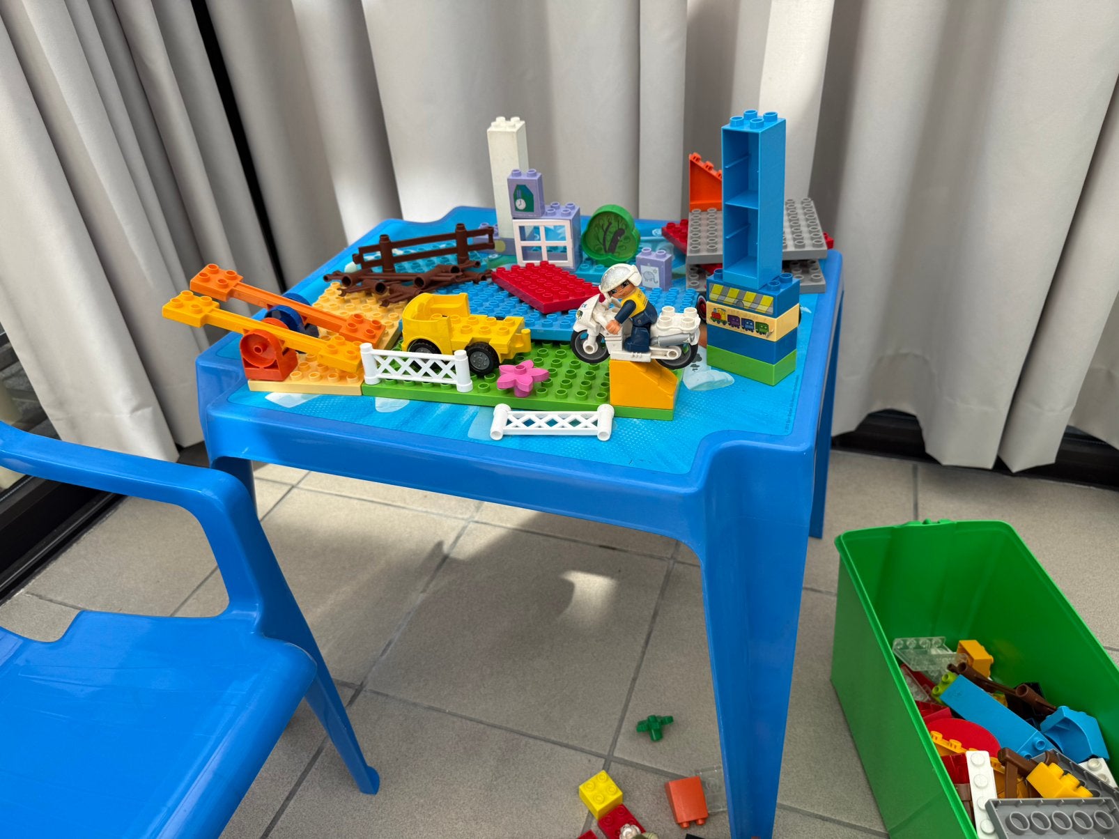 Tafeltje, stoeltje van Paw Patrol plus spullen, Ophalen, Zo goed als nieuw