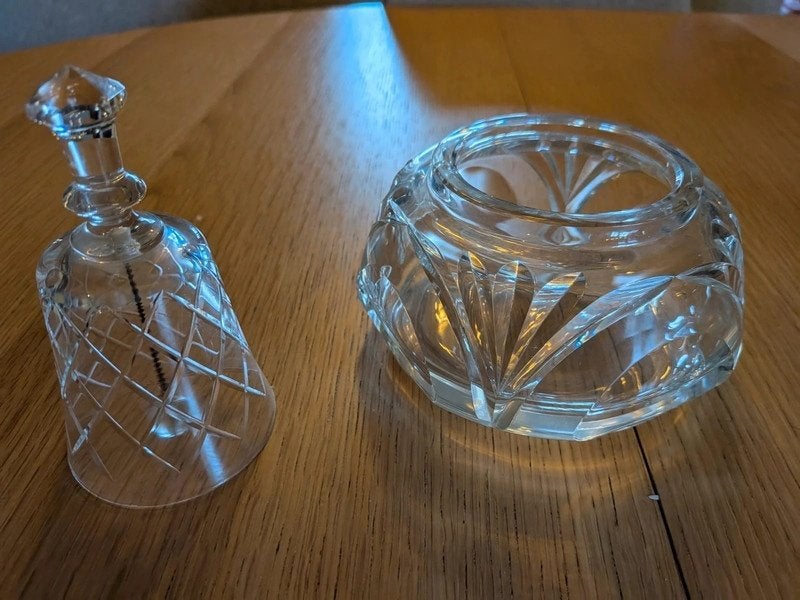 Ensemble en cristal. 1 cloche et 1 Bonbonnière, Enlèvement