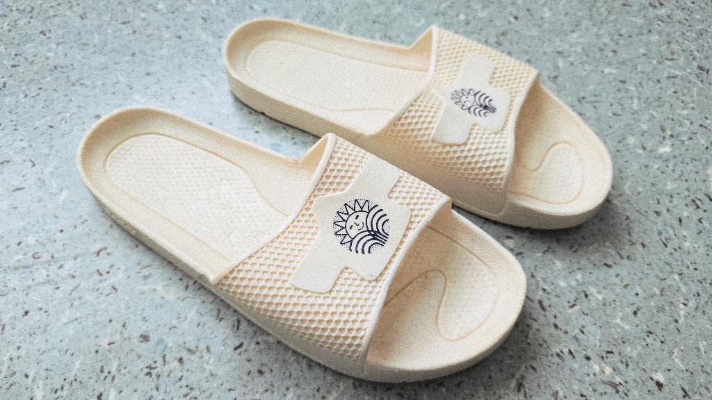 Claquettes blanches - Pointure 39 - Plage - Piscine, Enlèvement ou Envoi, Comme neuf, Blanc, Sandales de bain