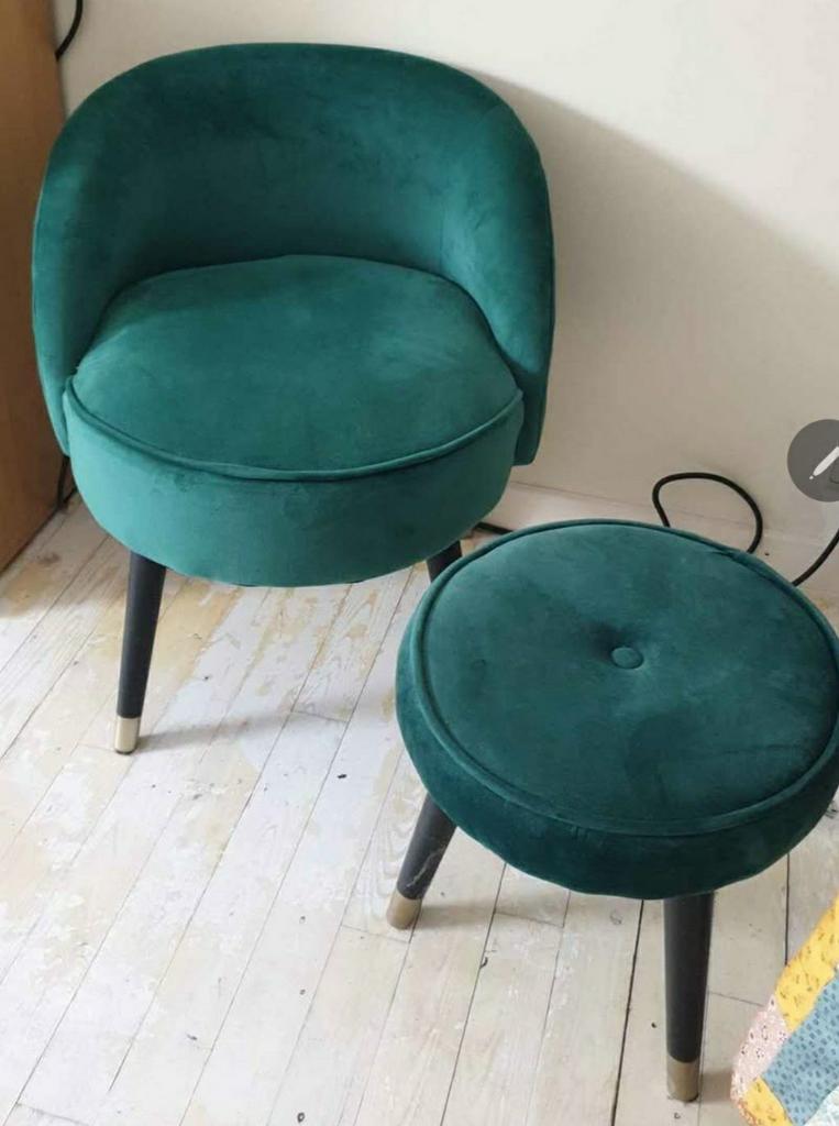 Petit fauteuil et son tabouret repose pieds, Enlèvement