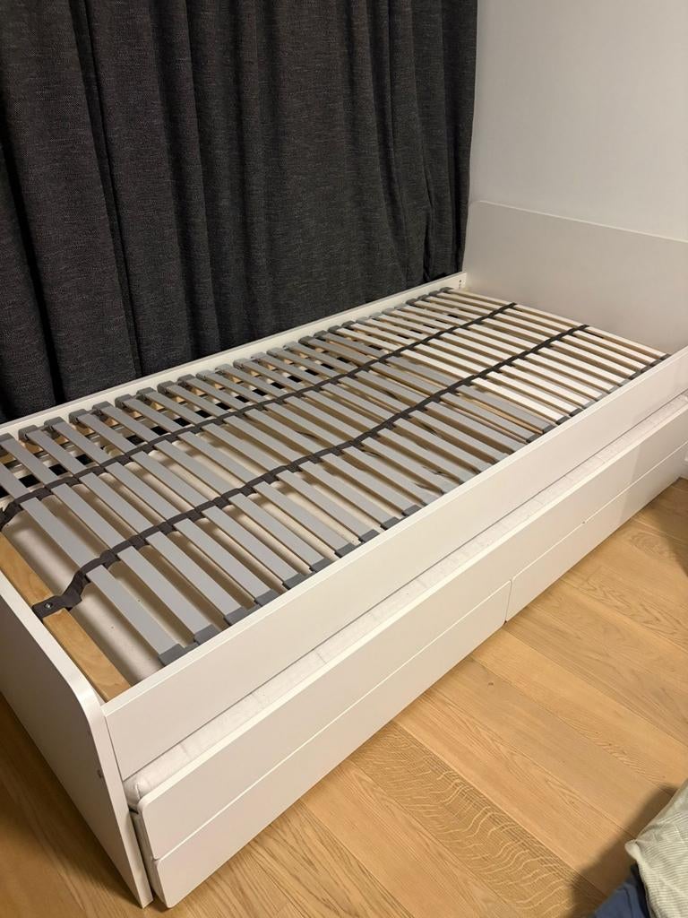 Lit avec sous lit et rangements. (IKEA)