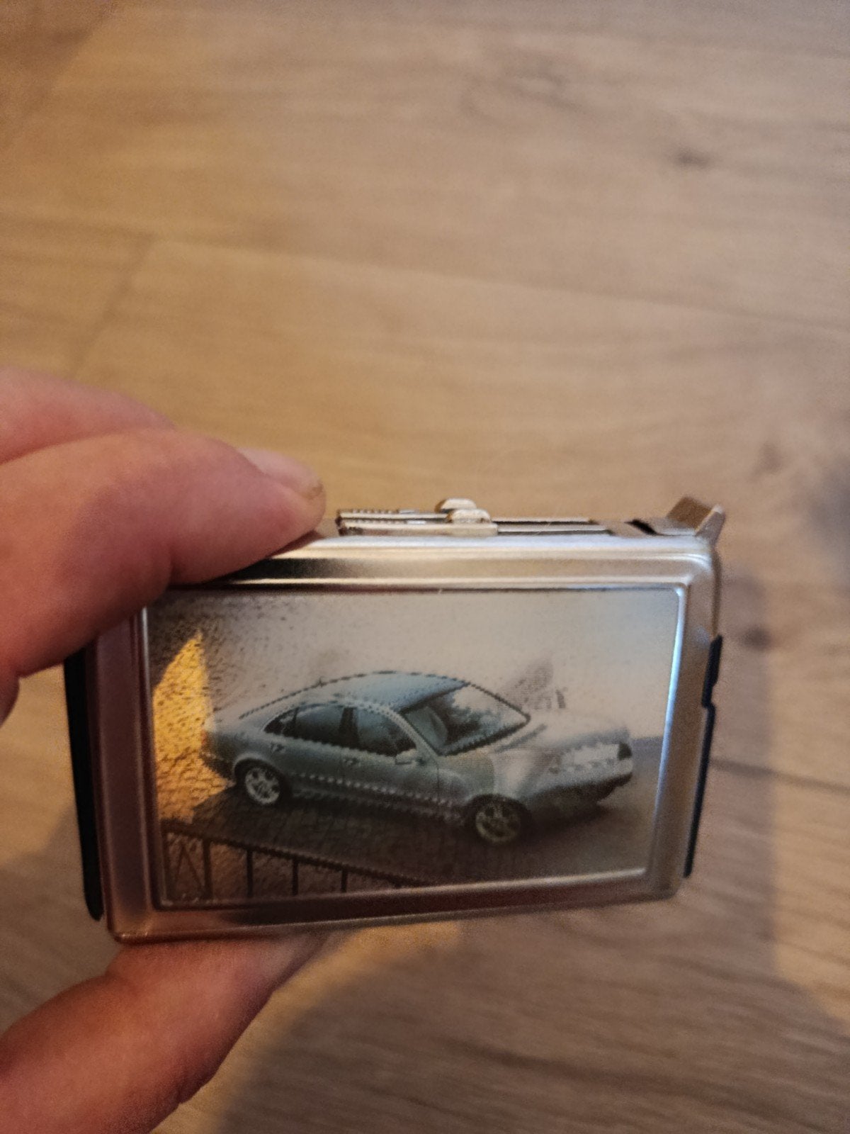 sigarettendoos met aansteker en beweging van de auto, Verzamelen, Ophalen, Aansteker