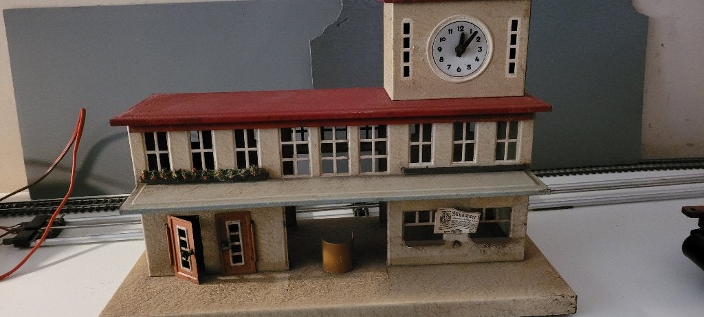 Gare Kibri en metal avec horloge et petits journaux., Hobby & Loisirs créatifs, Autres marques, Enlèvement ou Envoi, Utilisé, Pont, Tunnel ou Bâtiment