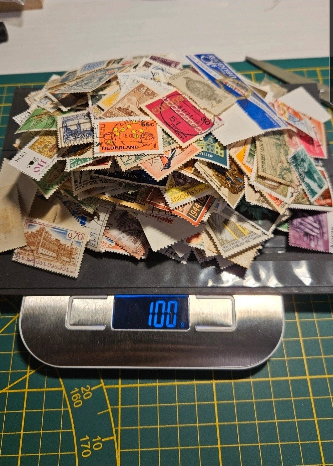 90g totaal wereld wijd afgeweekte postzegels ruim 700+, Ophalen of Verzenden, Overige landen, Gestempeld