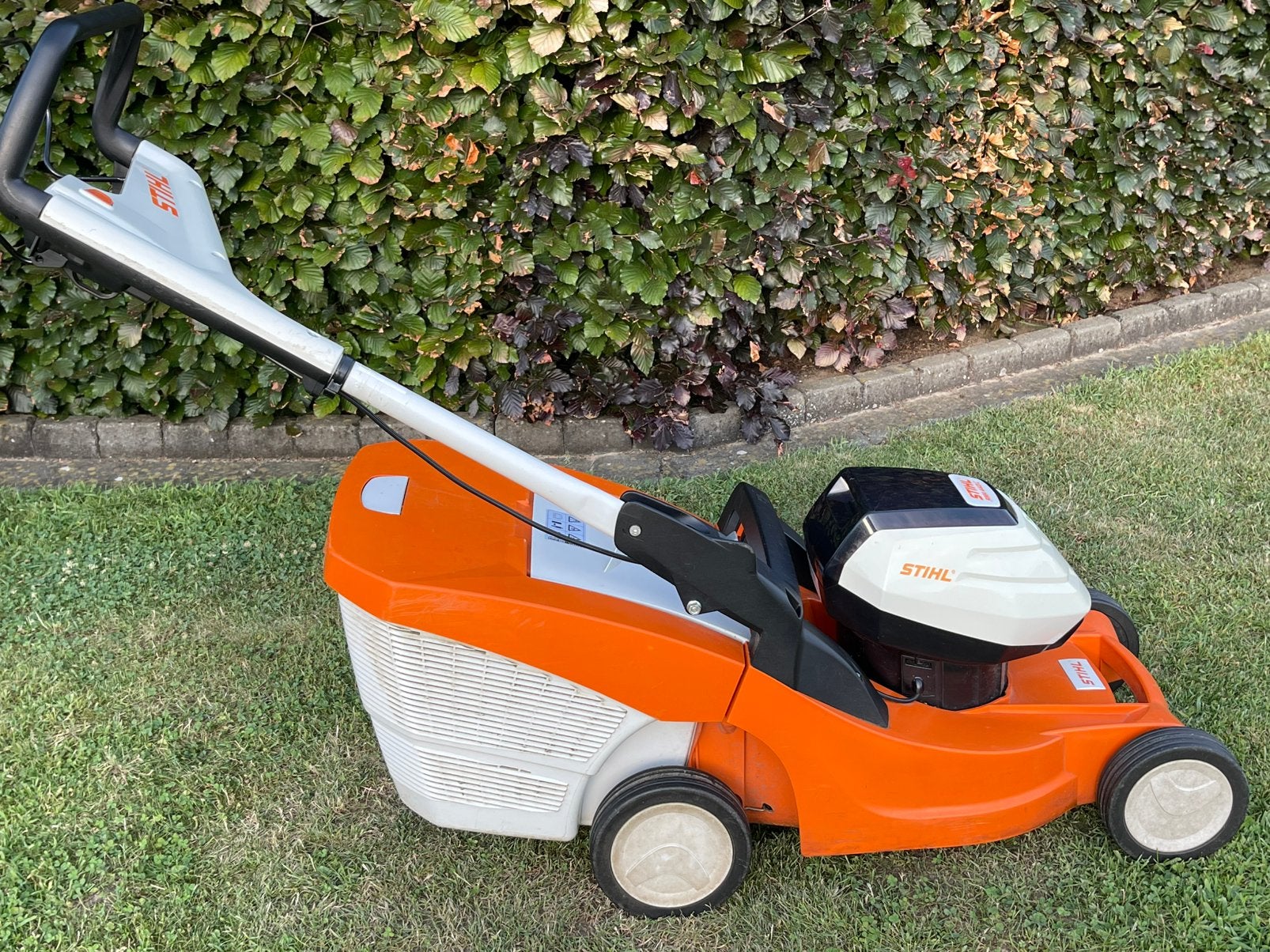 Stihl accu grasmachine, Tuin en Terras, Grasmaaiers, Ophalen, Cirkelmaaier, Accu-grasmaaier, Zo goed als nieuw
