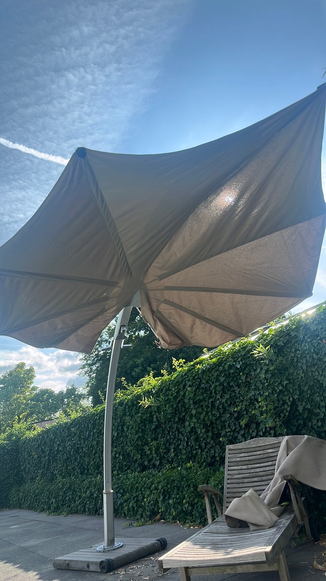 Umbrosa design zweefparasol met voet en beschermhoes, Tuin en Terras, Parasols, Ophalen, Zo goed als nieuw