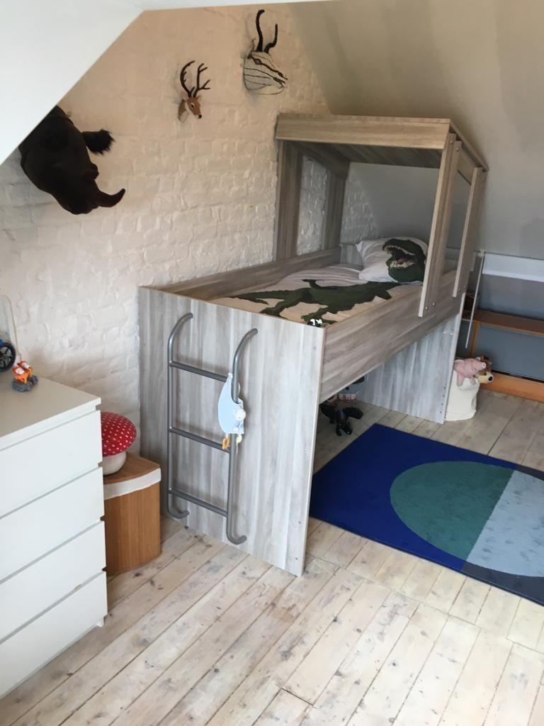 Bed: Grijze Hoogslaper met dakje, Ophalen, Hoogslaper