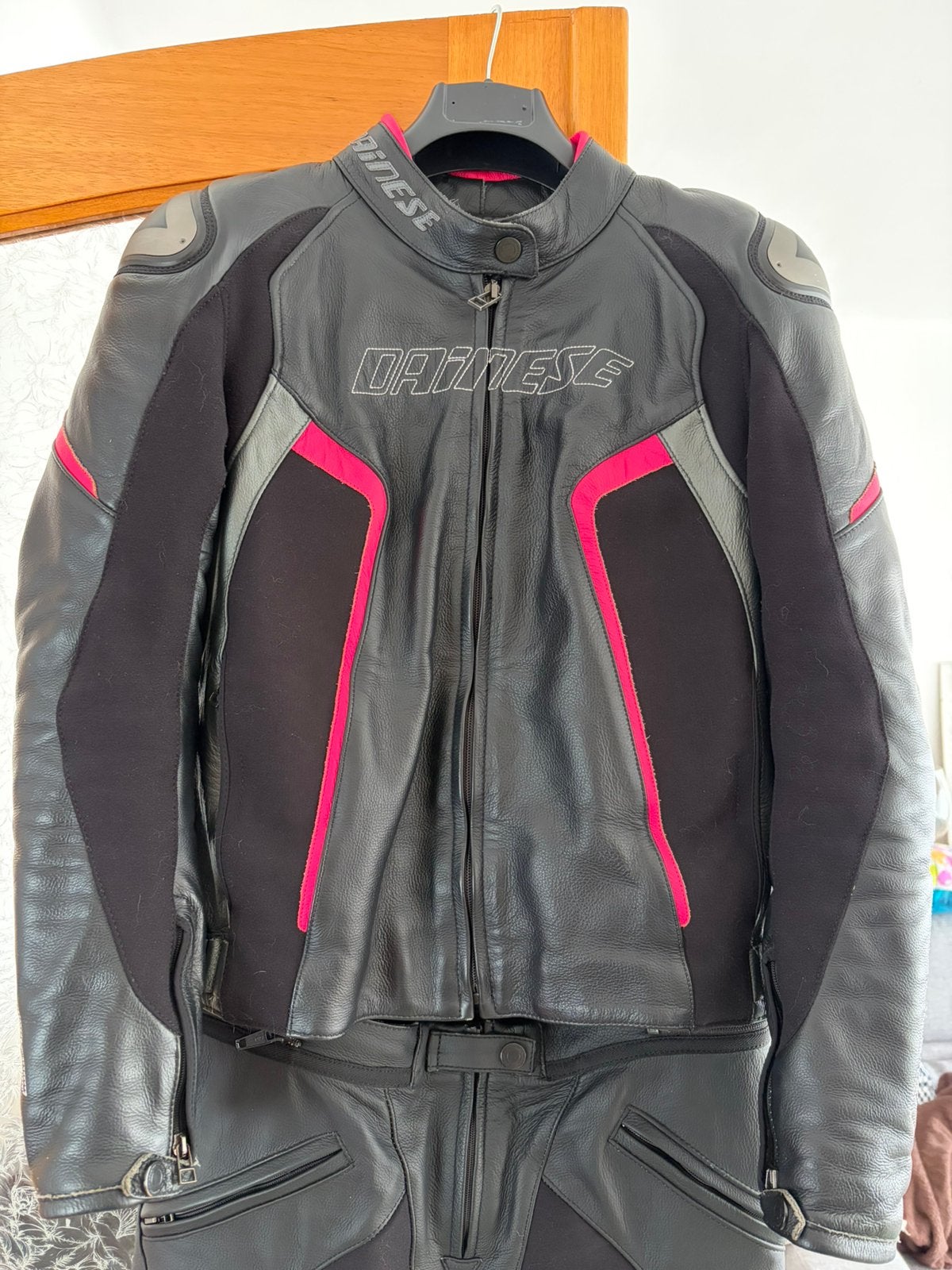 VESTE DAINESE DAME T 44 + PANTALON CUIR, Motos, Enlèvement