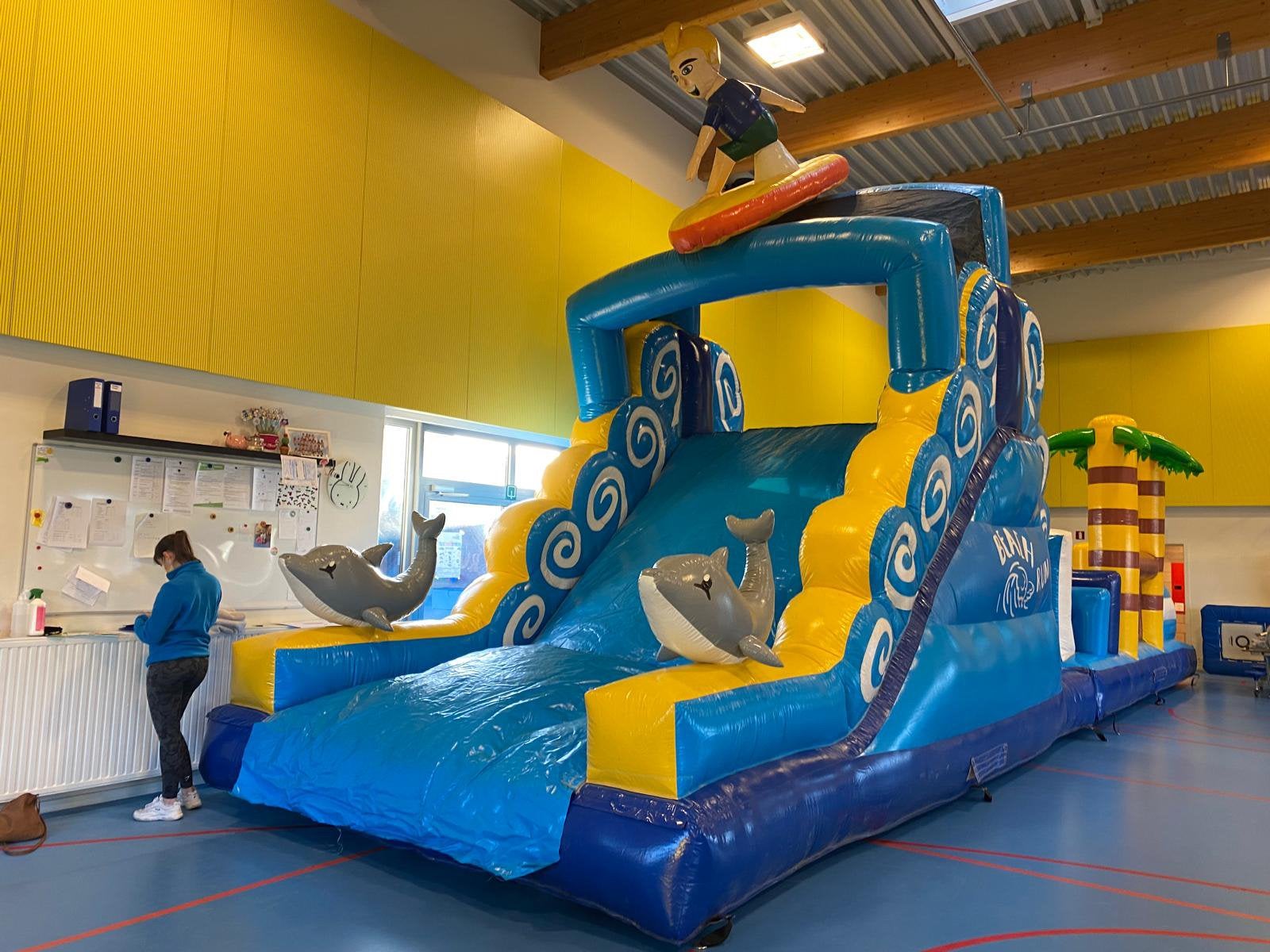 Springkasteel Surfersrun ‍️ te koop, Hobby en Vrije tijd, Ophalen of Verzenden, Zo goed als nieuw