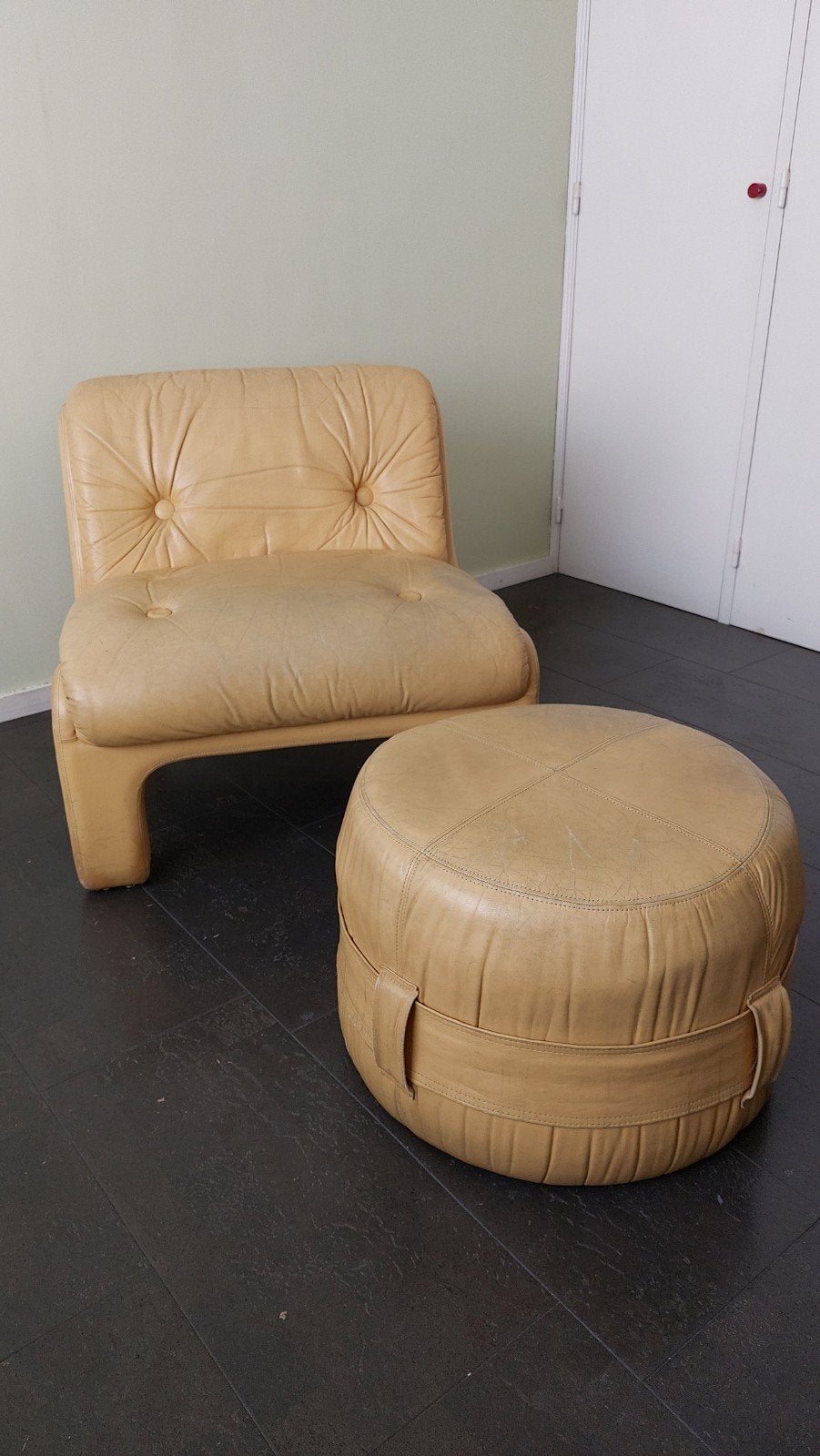 Fauteuil vintage en cuir avec pouf — Durlet, Maison & Meubles, 100 à 125 cm, Enlèvement, Utilisé, Cuir