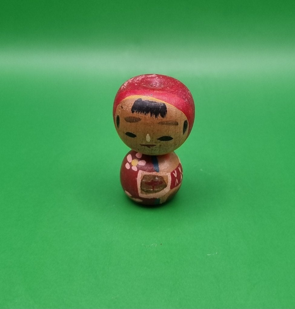 Joli kokeshi aux pommes, Enlèvement ou Envoi, Japon, Bois, 4 cm