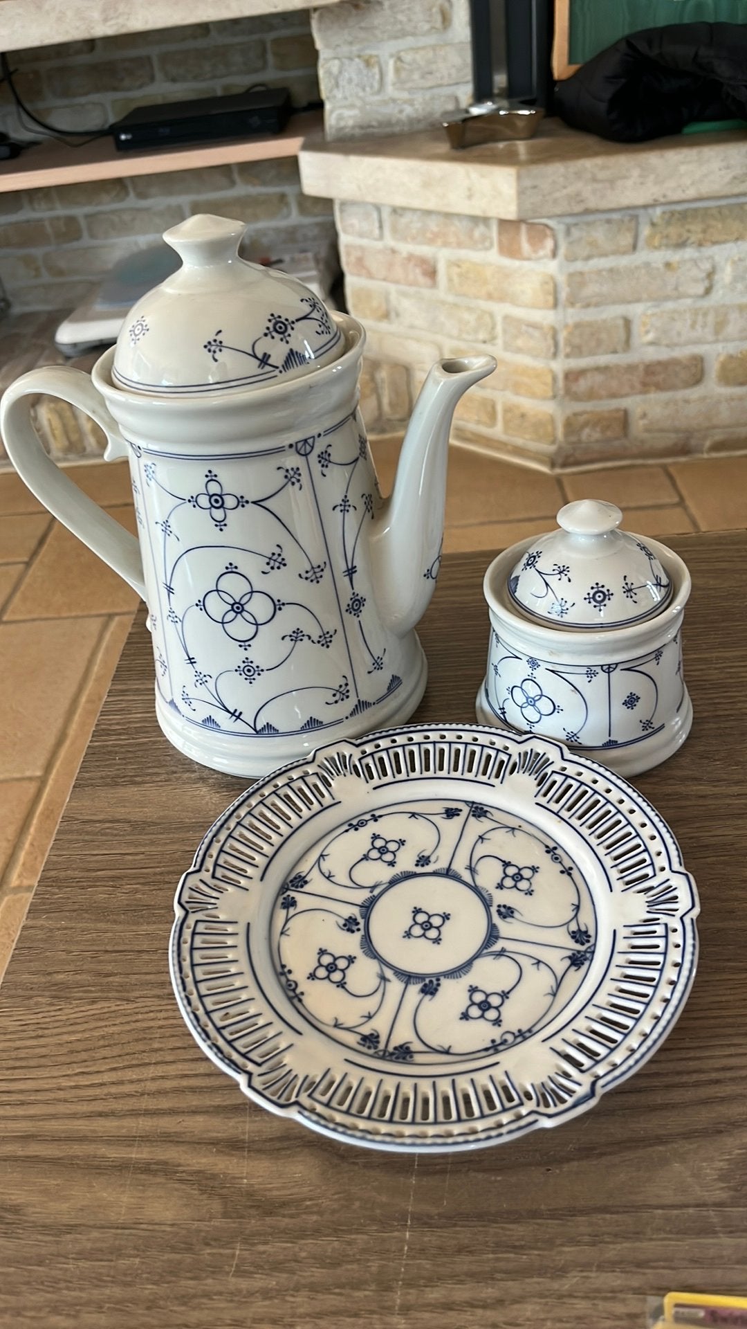 Koffie en theepot en bord, Ophalen