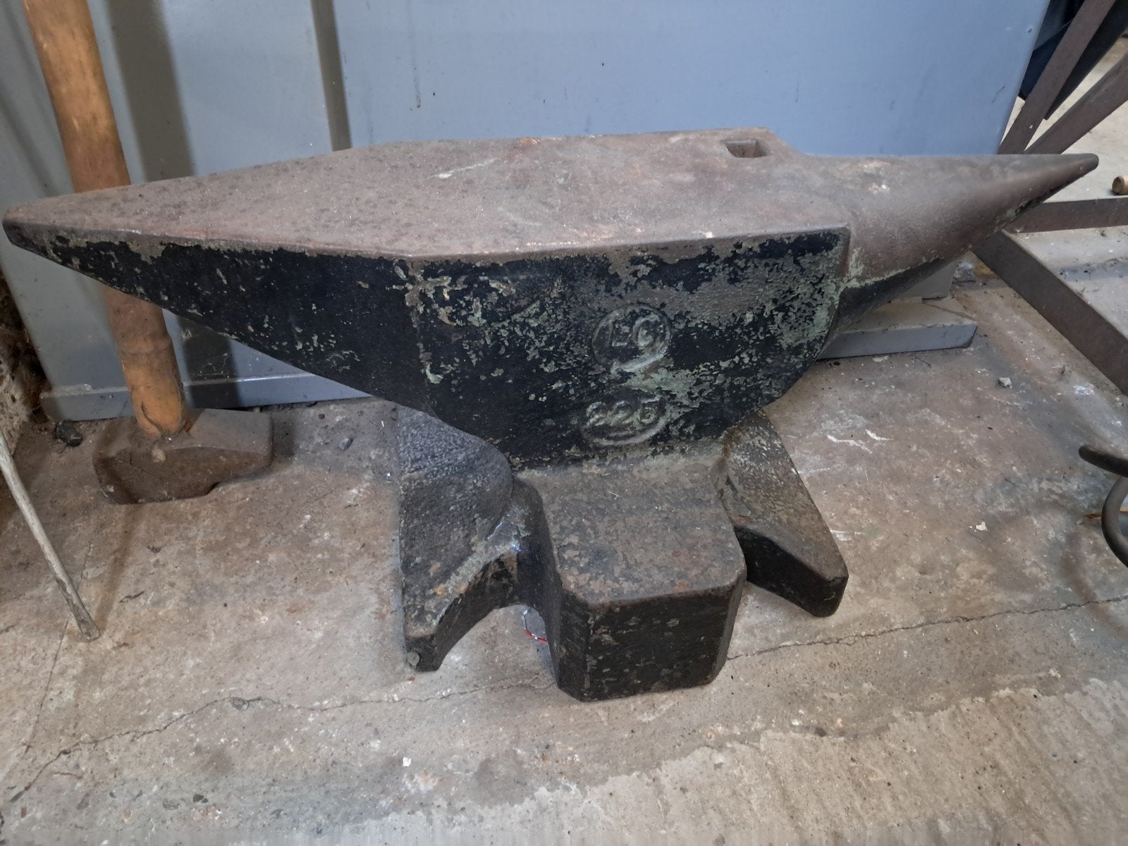 nieuw aambeeld 225kg met stuik in perfecte staat, Ophalen