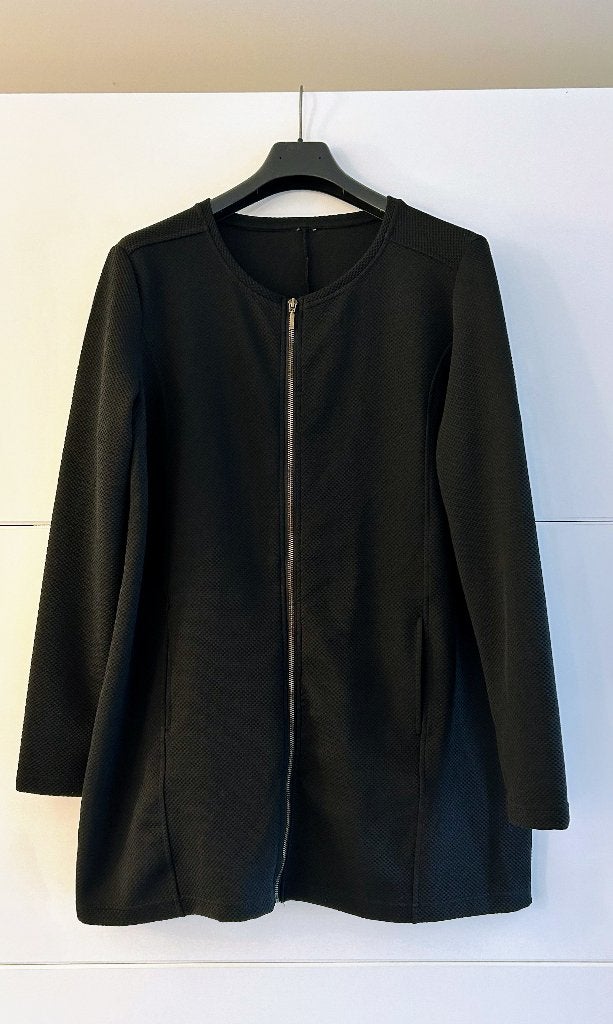 Zwarte lange vest met rits, Kleding | Dames, Ophalen of Verzenden, Nieuw, Maat 46/48 (XL) of groter, Zwart