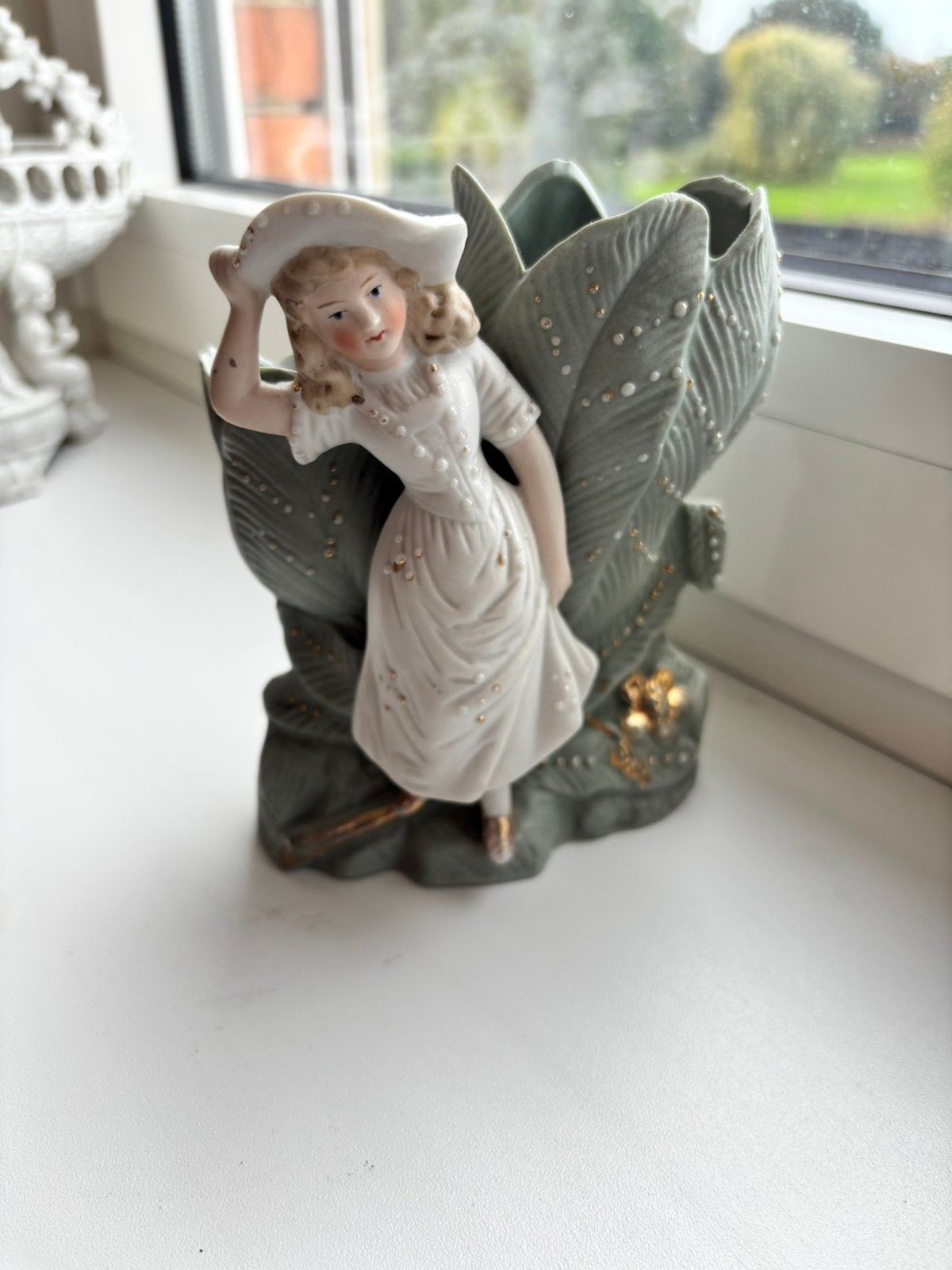 Vaasje met figuur in Duits biscuit rond 1900, Verzamelen, Ophalen of Verzenden, Zo goed als nieuw, Actiefiguurtje