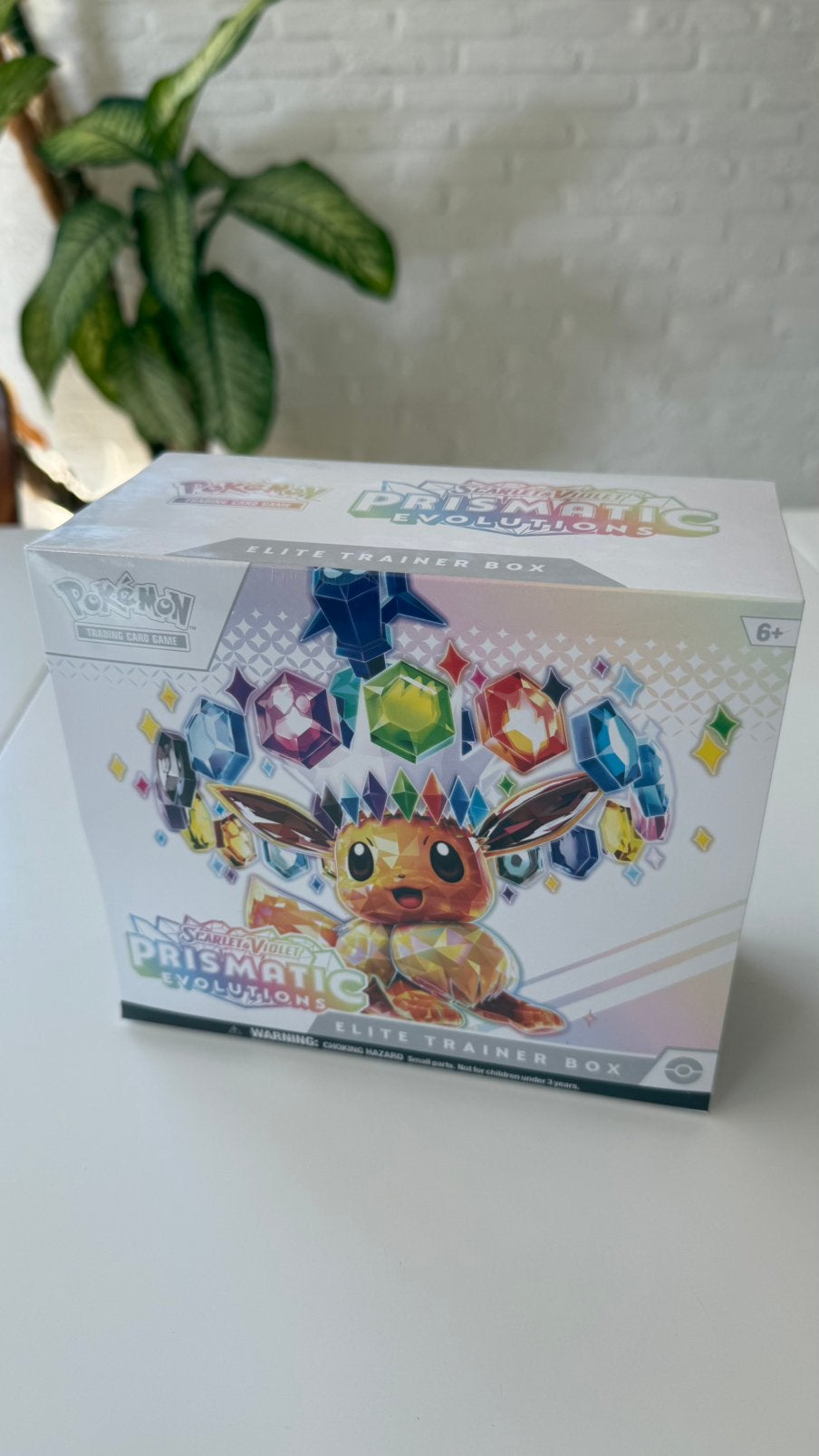 ETB Prismatic Evolutions Elite Trainer Box (ENG), Hobby en Vrije tijd, Verzamelkaartspellen | Pokémon, Nieuw, Overige typen, Foil