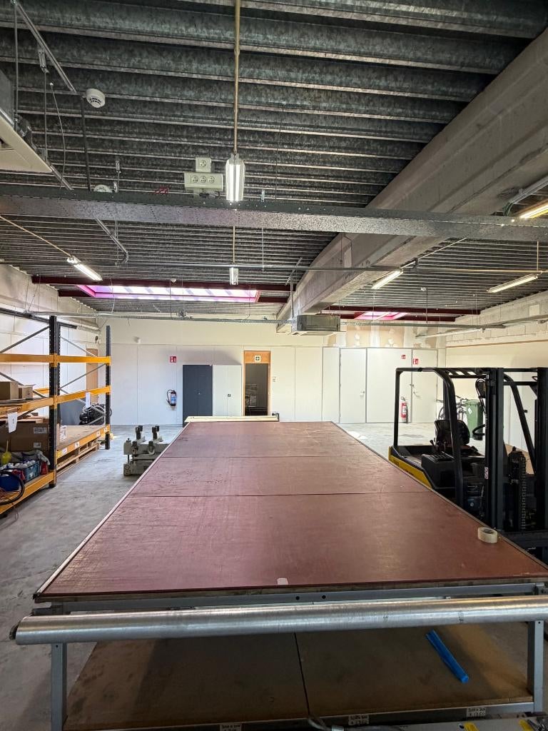 Industriële snijtafel / inpaktafel 5,7m x 2,1m met rolhouder, Kinderen en Baby's, Ophalen, Gebruikt