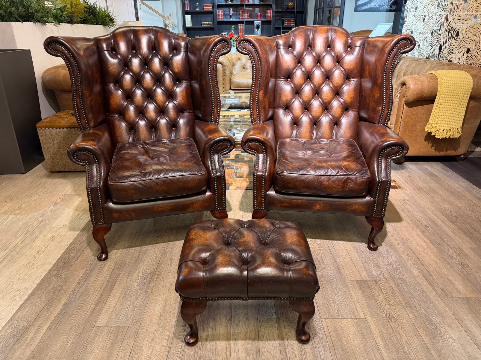 x Engelse chesterfield oor fauteuils + hocker Antiek bruin, Enlèvement ou Envoi