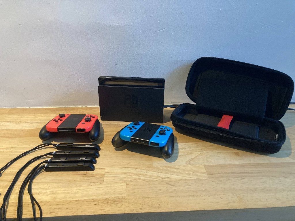 Nintendo Switch avec 2 joycones supplémentaires et un étui, Consoles de jeu & Jeux vidéo, Avec disque dur, Comme neuf, Avec 3 manettes ou plus