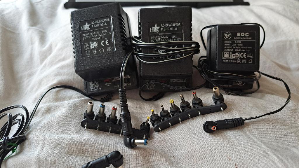 lot 3 transformateurs de 3 à 12v + 13 connecteurs (bleu), Bricolage & Construction, Enlèvement ou Envoi