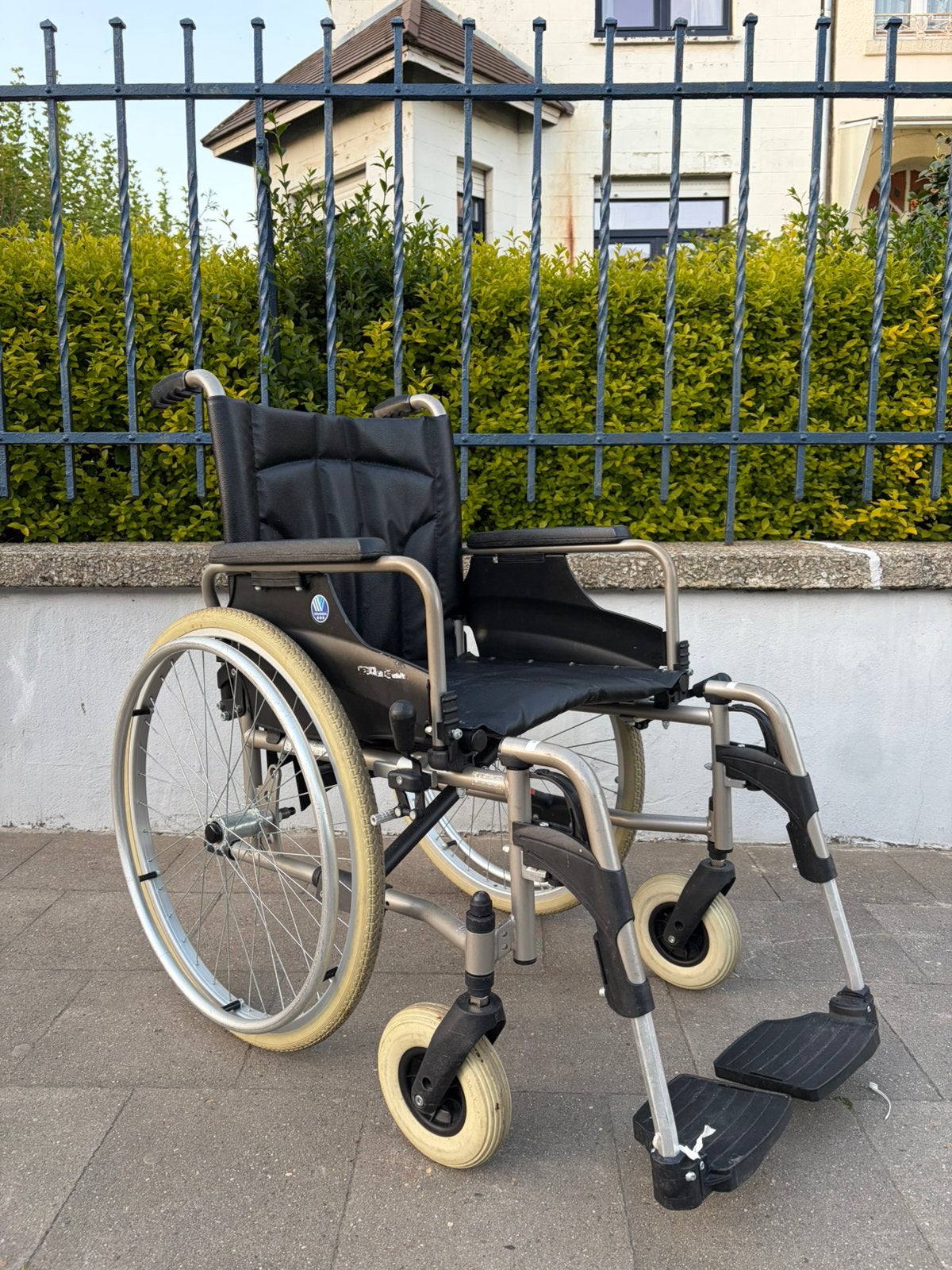 Chaise roulante pliable Vermeiren V 200 état neuf, Divers, Enlèvement ou Envoi, Pliant, Comme neuf, Fauteuil roulant manuel