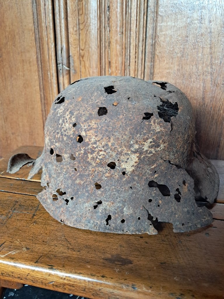 Duitse helm uit de Eerste Wereldoorlog getroffen, Verzamelen, Ophalen of Verzenden, Landmacht, Helm of Baret