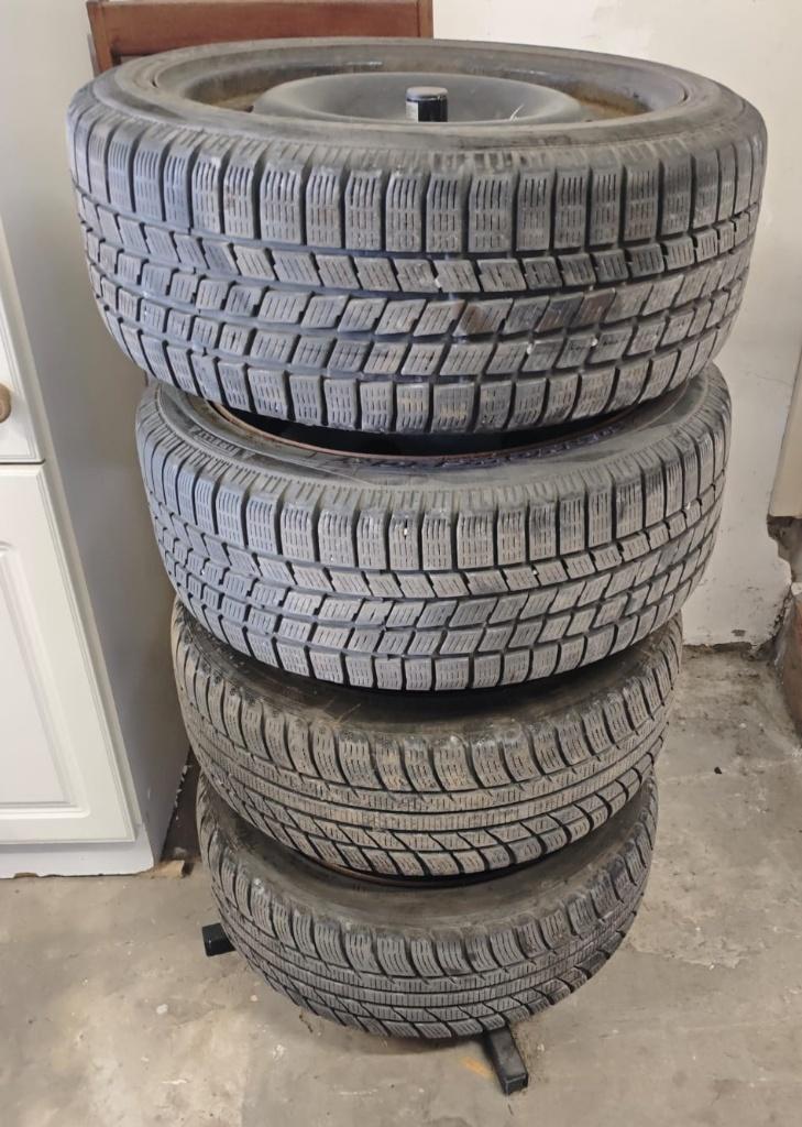 Ford Fiesta (pneus hiver + jantes + enjoliveurs), Enlèvement, Pneus hiver, Pneu(s)