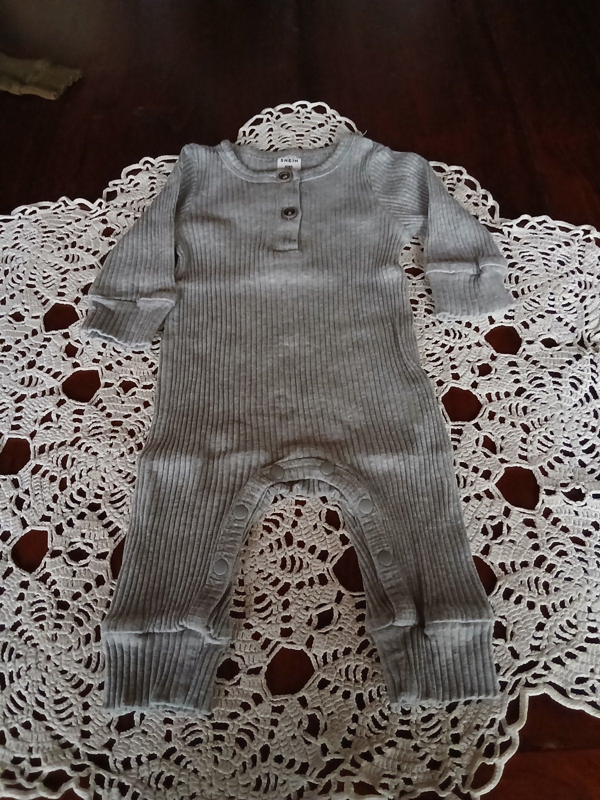 Grijze geribde romper / jumpsuit SHEIN – Maat 56 (1-3 m), Kinderen en Baby's, Ophalen of Verzenden