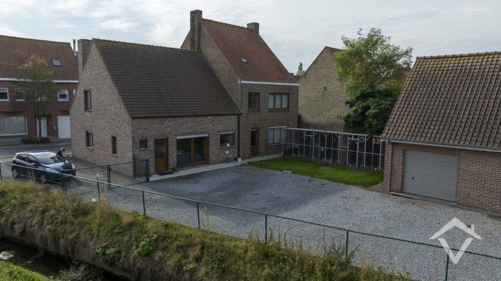 Woning met naastliggend stuk bouwgrond en weide te Eernegem, Eernegem, 222 m², 518 kWh/m²/jaar, Vrijstaande woning