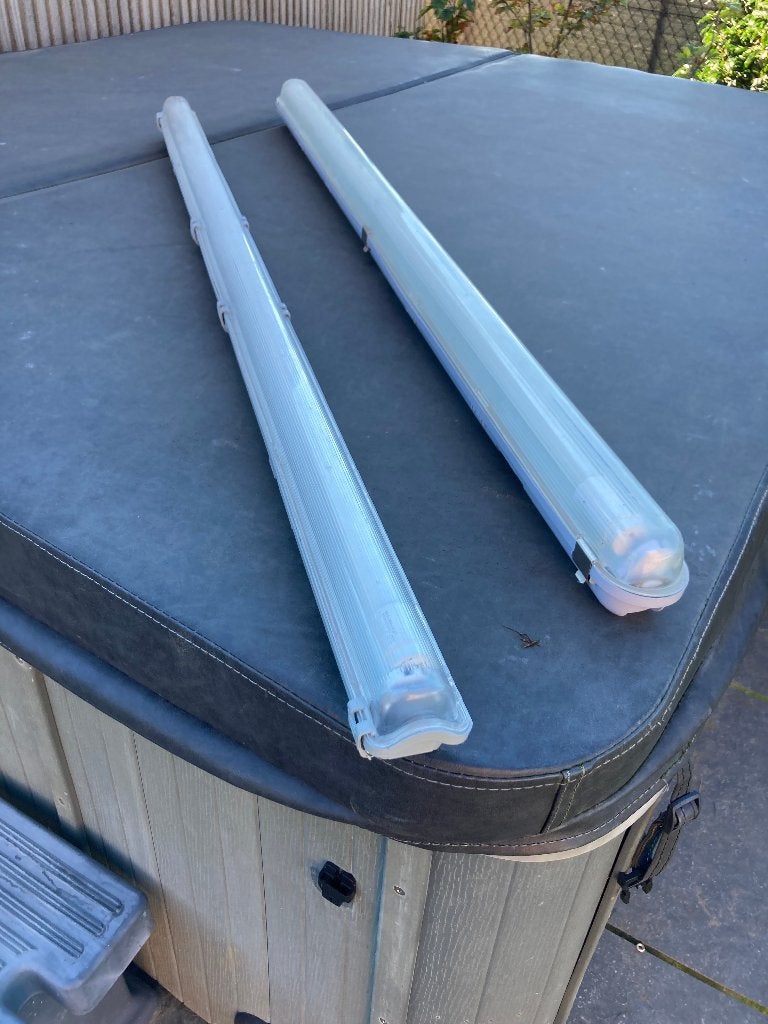 2 LED armaturen en vervangbare lamp 120 cm, Ophalen, Zo goed als nieuw