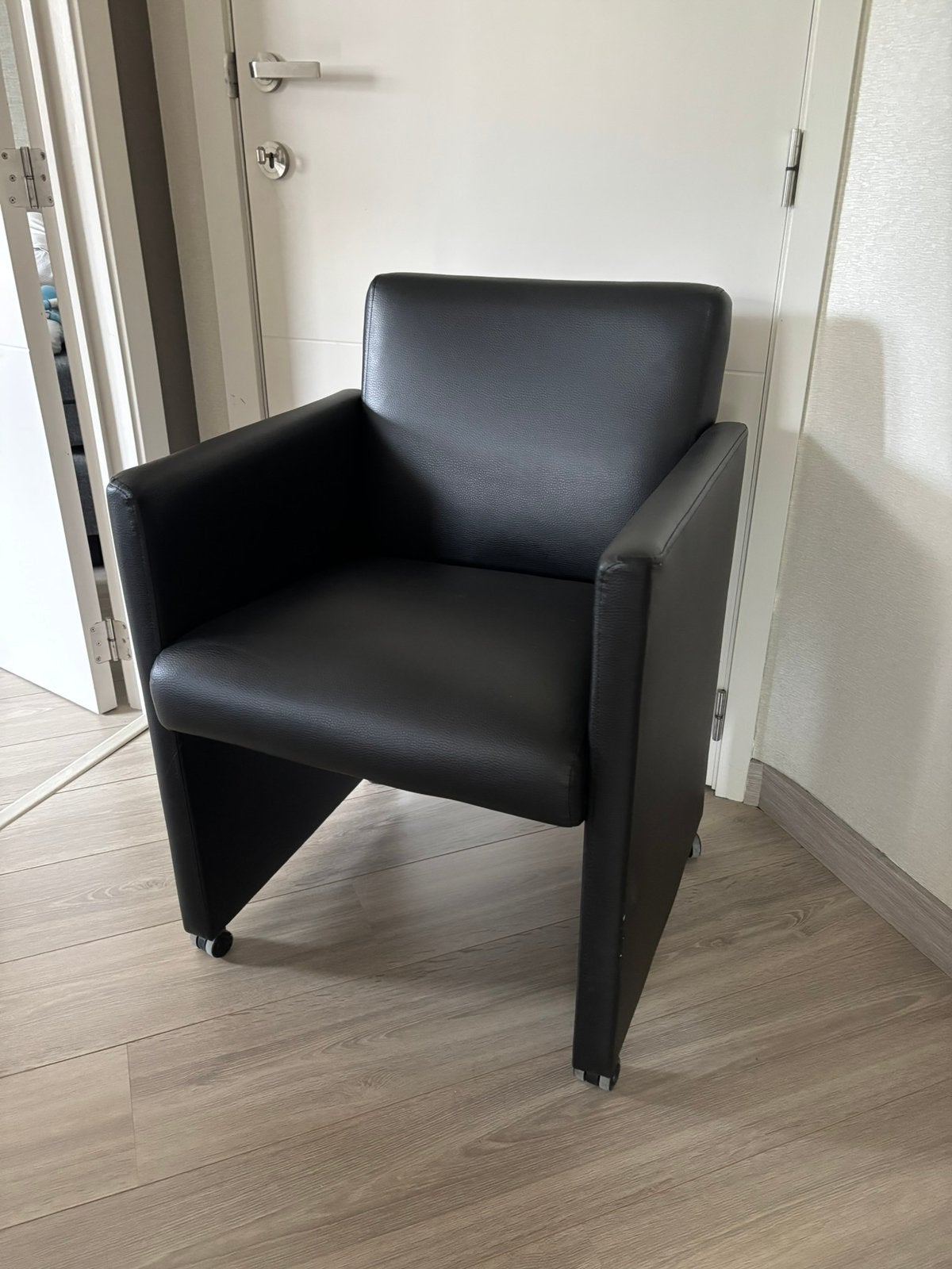 6 chaises confortables noires élégantes en similicuir, Synthétique, Enlèvement, Noir, Cinq, Six Chaises ou plus