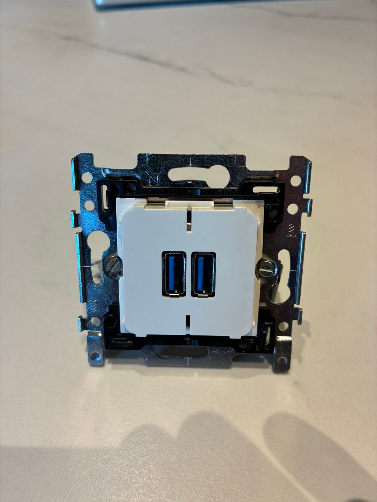 Niko USB-A lader, Doe-het-zelf en Bouw, Ophalen, Zo goed als nieuw