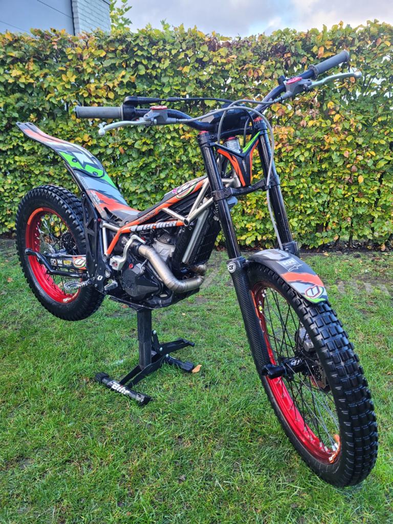 Trialmoto Vertigo 300 2takt injectie limited titanium editie, Motoren, Particulier, Gebruikt