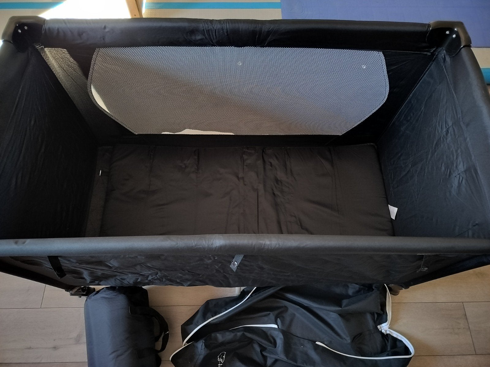 Zwart reisbedje met extra opblaasbaar matrasje., Ophalen