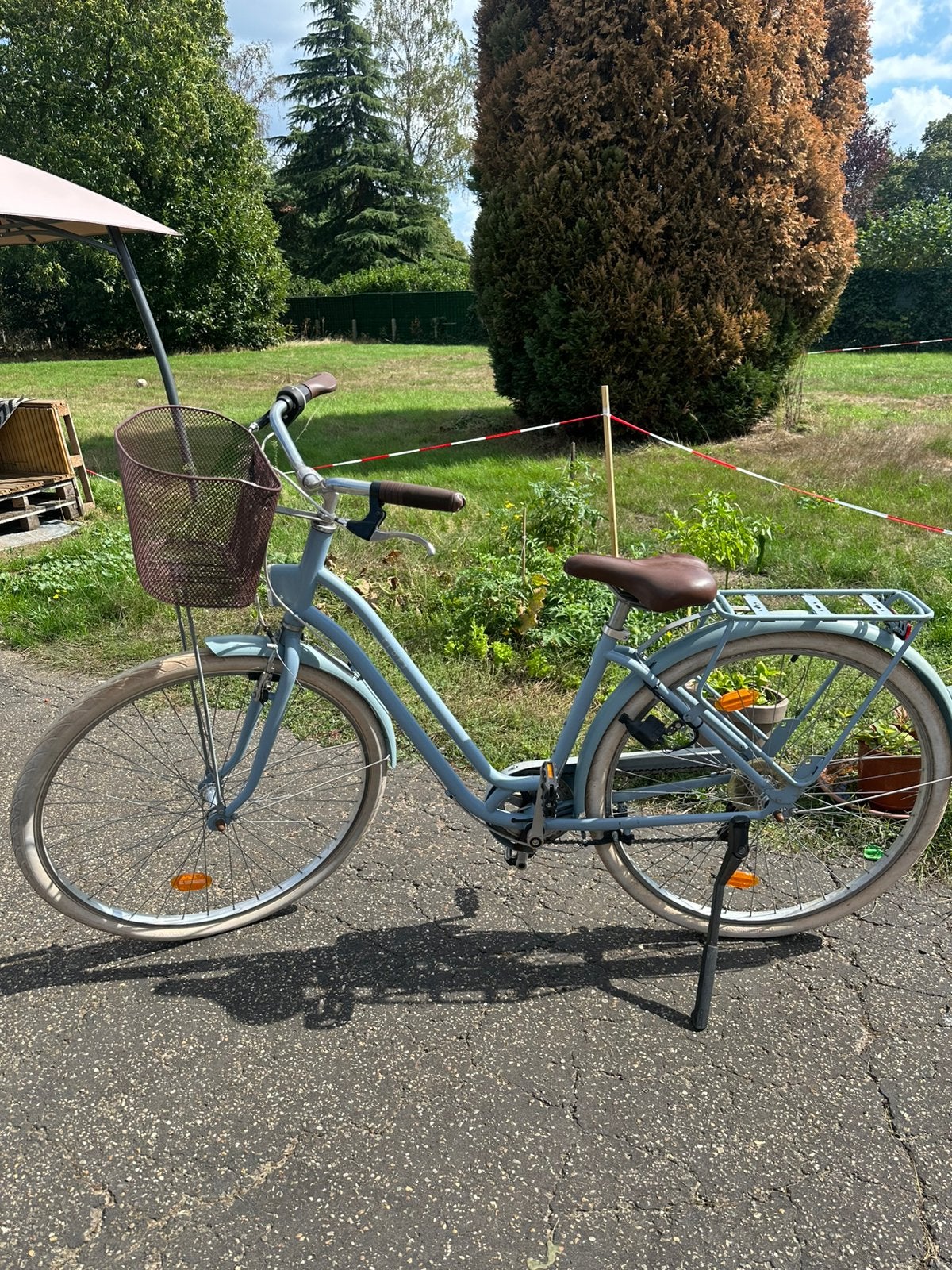 Lichtblauwe damesfiets met mand – nette stadsfiets, Enlèvement, Utilisé