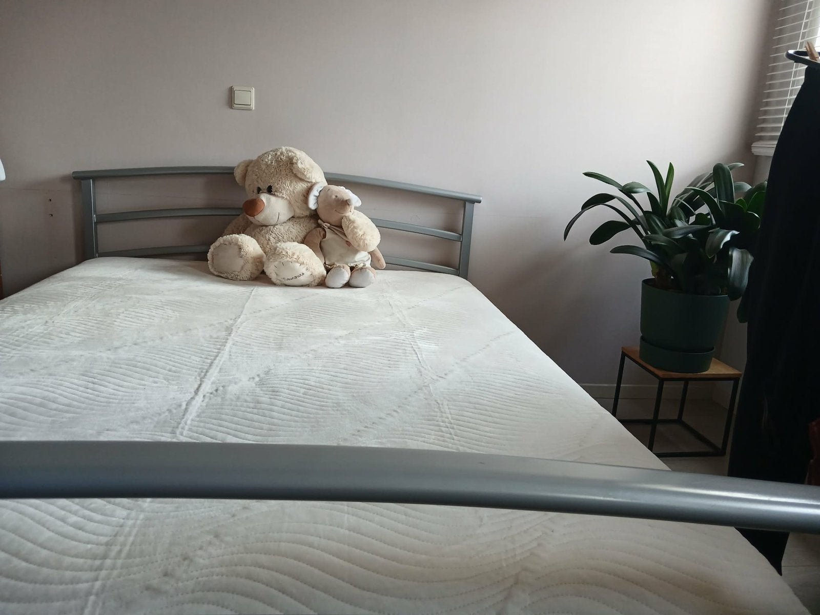Bed on metaal, Huis en Inrichting, Slaapkamer | Bedden, Ophalen, Zo goed als nieuw, Grijs, 140 cm