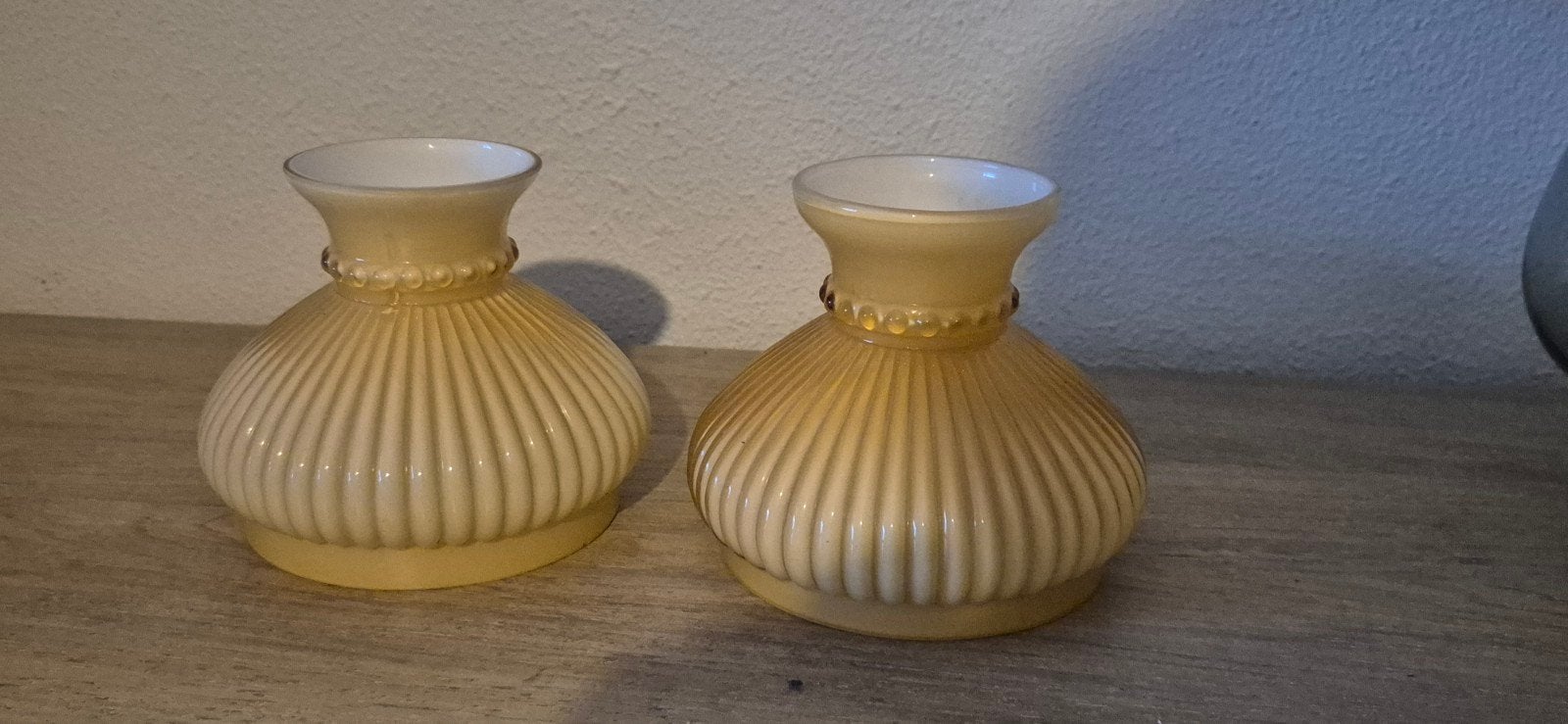 2 Antieke glazen olie lampenkappen, Ophalen