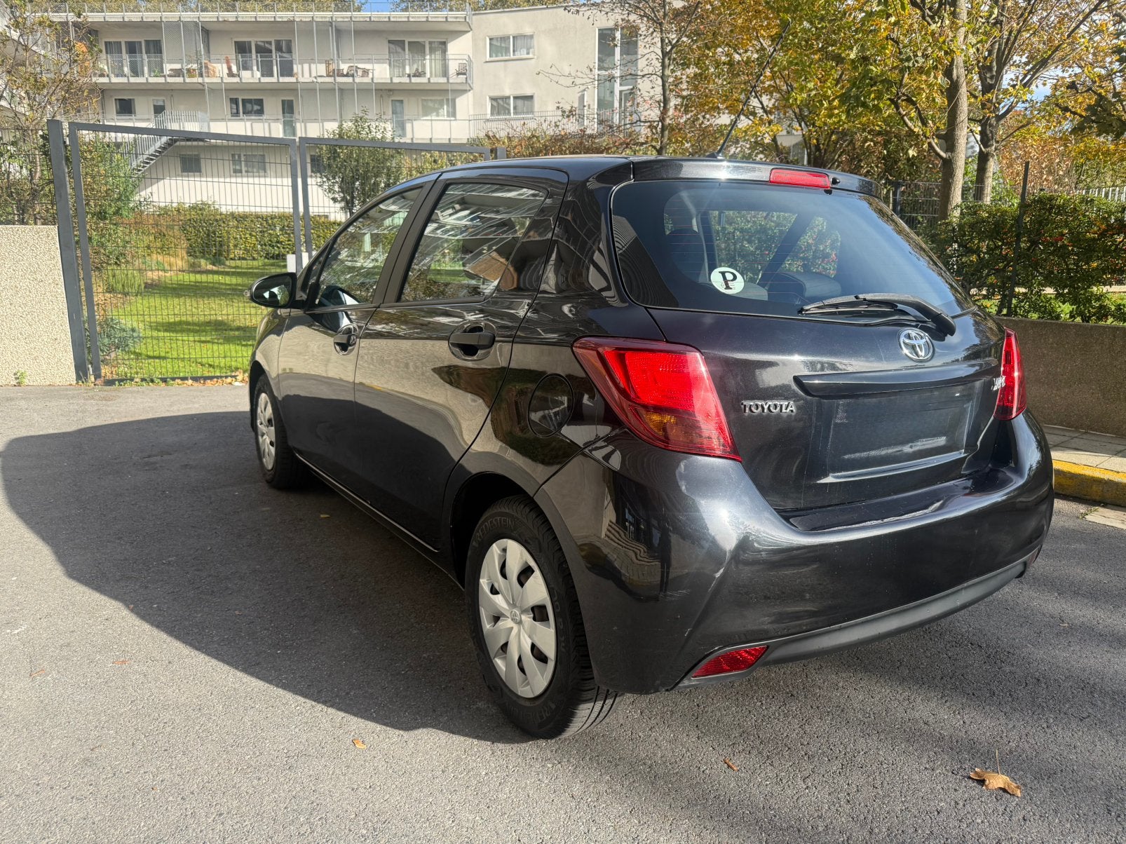 Toyota Yaris 1.0 Essence – 84.000 km – Prête à immatriculer, Auto's, Zwart, Handgeschakeld, 5 deurs, Particulier