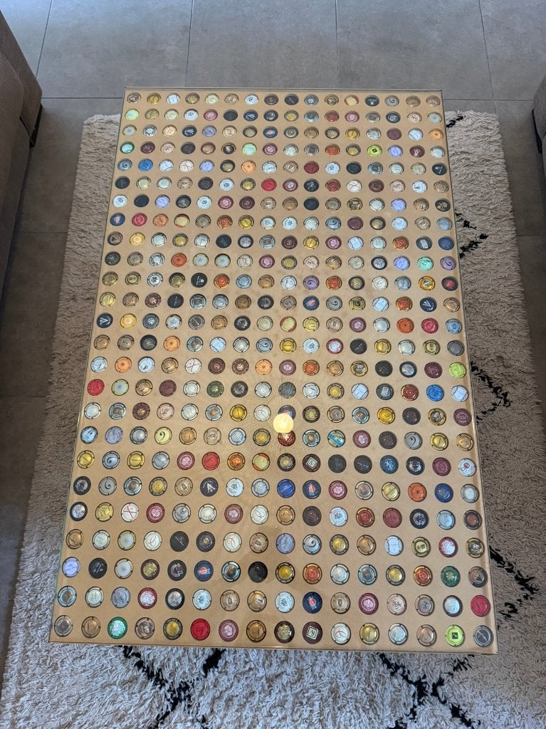 Salontafel met champagnecapsules onder glasplaat – rotan, Ophalen, Gebruikt, Vintage / boho, Rechthoekig