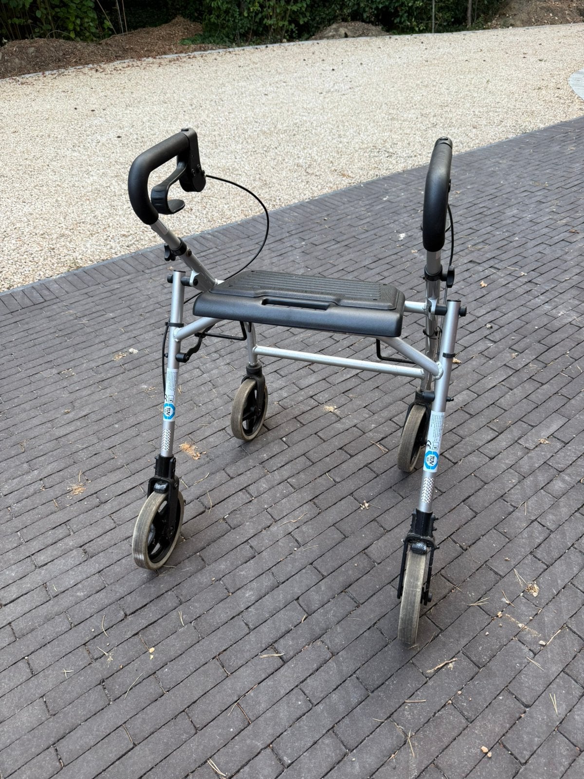 Déambulateur robuste en aluminium avec siège - Bon état, Divers, Déambulateurs, Enlèvement, Poids léger, Utilisé